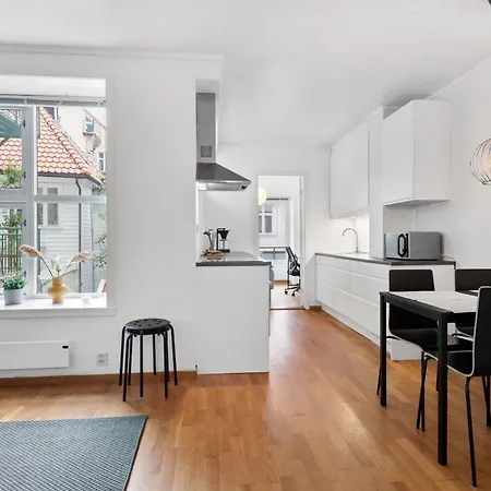 Bak Bryggen, Moderne Leilighet 2 Soverom Med Balkong *